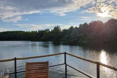 Terasa so sedením, AquaChill Wellness Houseboat &amp; Sauna, Liptovský Trnovec