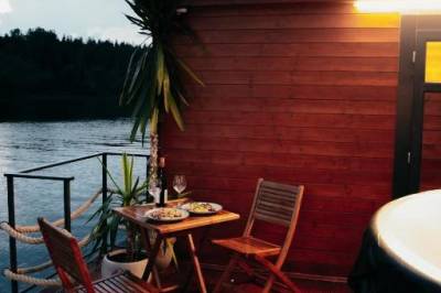 Terasa so sedením, AquaChill Wellness Houseboat &amp; Sauna, Liptovský Trnovec