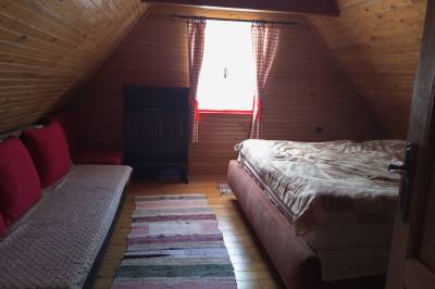 Spálňa s manželskou posteľou a pohovkou, Chalupa pod Pálenicami, Terchová