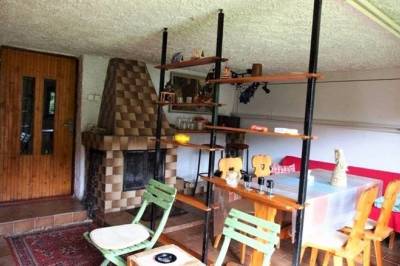 Spoločenská miestnosť s krbom a sedením, Chata Elka, Horná Lehota