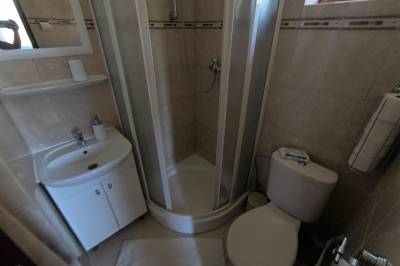 Kúpeľňa so sprchovacím kútom a toaletou, Chata Burda, Chľaba