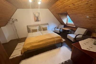 Spálňa s manželskou posteľou a pohovkou, Chata v obci Kučín, Kučín