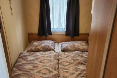 Spálňa s manželskou posteľou, Mobilný domček na brehu Liptovskej Mary, Liptovská Sielnica