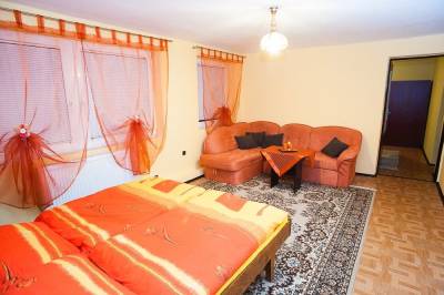 Obývačka s gaučom, TV a manželskou posteľou, Ubytovanie u Pavča, Oravský Biely Potok