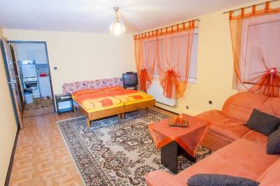 Obývačka s gaučom, TV a manželskou posteľou, Ubytovanie u Pavča, Oravský Biely Potok