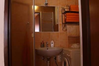 Kúpeľňa so sprchovacím kútom a práčkou, Chalupa Minčol, Kyjov
