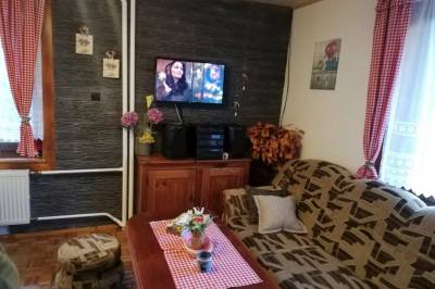 Obývačka s gaučom a TV, Chata na Čertove, Lazy pod Makytou