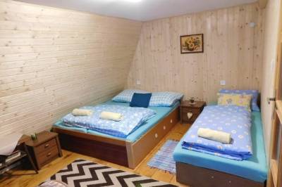 Spálňa s manželskou a 1-lôžkovou posteľou, Chata na Čertove, Lazy pod Makytou