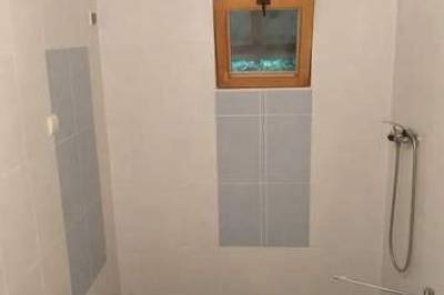 Kúpeľňa so sprchovacím kútom, Chata Fufo v Slovenskom raji, Spišské Tomášovce
