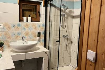 Kúpeľňa so sprchovacím kútom, Chata Lesana, Martin