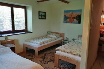 Spálňa s 1-lôžkovými posteľami a manželskou posteľou, Tokaj Guest House, Viničky