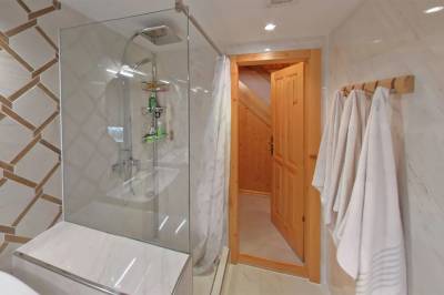 Kúpeľňa so sprchovacím kútom, Chata Olešná, Olešná