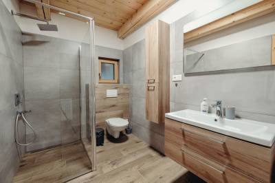 Kúpeľňa so sprchovacím kútom a toaletou, Chata Richtárka - Oravská priehrada, Námestovo