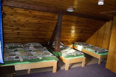 Spálňa s manželskou posteľou a samostatnými lôžkami, Chata Horec na Martinských Holiach, Martin
