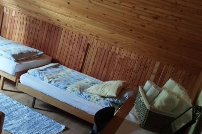 Spálňa s 1-lôžkovými posteľami, Drevená Chalúpka Skalisko, Hriňová