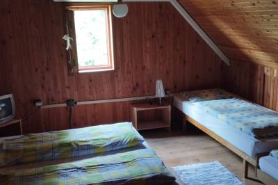 Spálňa s 1-lôžkovými posteľami a manželskou posteľou, Drevená Chalúpka Skalisko, Hriňová