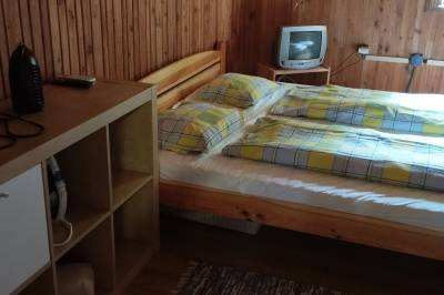Spálňa s manželskou posteľou, Drevená Chalúpka Skalisko, Hriňová