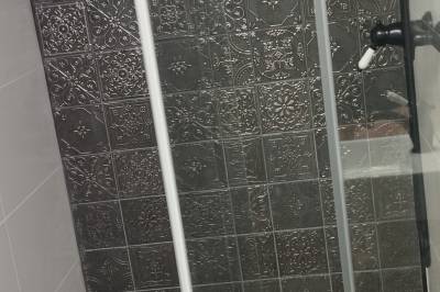 Kúpeľňa so sprchovacím kútom, Drevená Chalúpka Skalisko, Hriňová