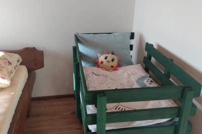 Spálňa s manželskou posteľou a detskou postieľkou, Chata Lucerna - Teplý Vrch, Hrušovo
