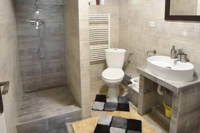 Kúpeľňa so sprchovacím kútom a toaletou, Chata Filagória, Pohronská Polhora
