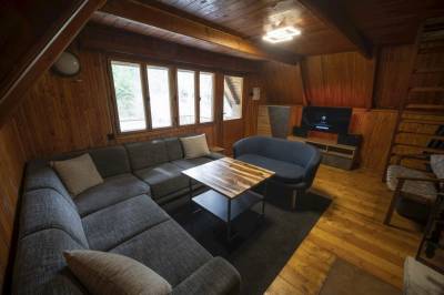 Obývačka s gaučami a TV, Lesná chata v Martine, Martin