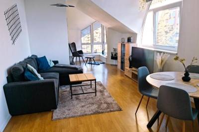 Apartmán s 1 spálňou - obývačka s gaučom a TV a jedálenské sedenie, Urban bloom apartments, Liptovský Mikuláš