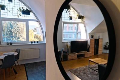 Apartmán s 1 spálňou - obývačka s gaučom a TV, Urban bloom apartments, Liptovský Mikuláš