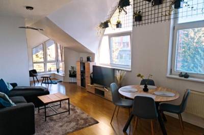 Apartmán s 1 spálňou - obývačka s gaučom a TV a jedálenské sedenie, Urban bloom apartments, Liptovský Mikuláš