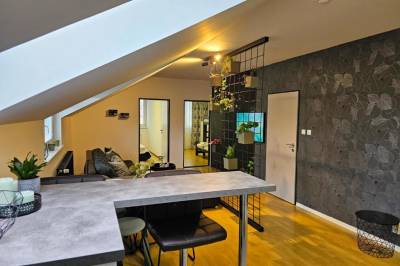 Apartmán s 2 spálňami - obývačka s gaučom prepojená s kuchyňou, Urban bloom apartments, Liptovský Mikuláš