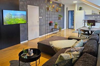 Apartmán s 2 spálňami - obývačka s gaučom a TV, Urban bloom apartments, Liptovský Mikuláš