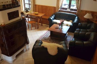 Obývačka s gaučom, kreslami a krbom, Horský dom, Bystrá