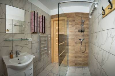 Kúpeľňa so sprchovacím kútom, Chata Jazorná, Demänovská Dolina