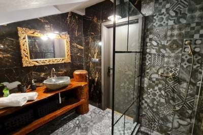 Kúpeľňa so sprchovacím kútom, Chata Ďumbier, Bystrá