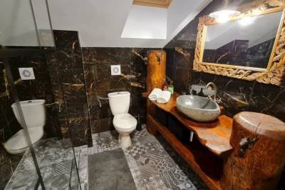 Kúpeľňa so sprchovacím kútom a toaletou, Chata Ďumbier, Bystrá