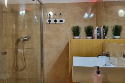 Kúpeľňa so sprchovacím kútom, Chata Chopok, Bystrá