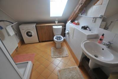 Apartmán 1 - kúpeľňa s toaletou a práčkou, Soludus - Spišský ľudový dom, Smižany
