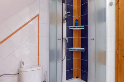 Štúdio 7 - kúpeľňa so sprchovacím kútom a toaletou, Soludus - Spišský ľudový dom, Smižany