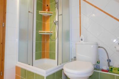 Štúdio 8 - kúpeľňa so sprchovacím kútom a toaletou, Soludus - Spišský ľudový dom, Smižany