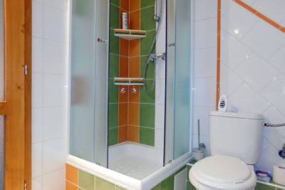Štúdio 10 - kúpeľňa s toaletou a sprchovacím kútom, Soludus - Spišský ľudový dom, Smižany
