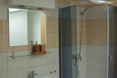 Apartmán Hill - kúpeľňa so sprchovacím kútom, Apartmány Hillfort Bojnice, Bojnice