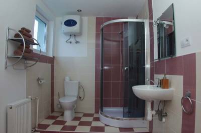 Apartmán Fort - kúpeľňa so sprchovacím kútom a toaletou, Apartmány Hillfort Bojnice, Bojnice