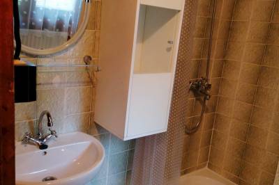 Kúpeľňa so sprchovacím kútom, Chata Krpáčovo, Horná Lehota