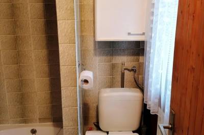 Kúpeľňa so sprchovacím kútom a toaletou, Chata Krpáčovo, Horná Lehota