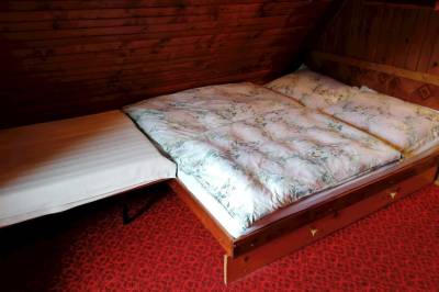 Spálňa s manželskou a 1-lôžkovou posteľou, Chata Krpáčovo, Horná Lehota