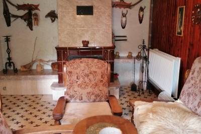 Obývačka s gaučom a krbom, Chata Krpáčovo, Horná Lehota