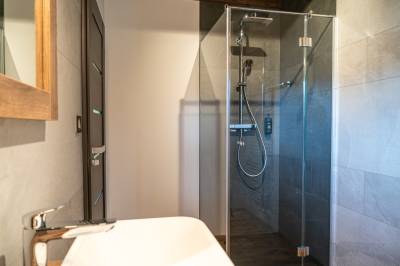 Kúpeľňa so sprchovacím kútom, Chalets Havrania, Zázrivá