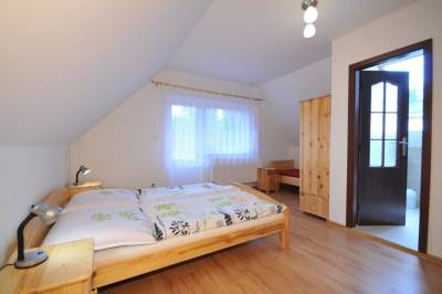 Apartmán (ľavá časť domu) (Apartmán s 2 spálňami) - spálňa s manželskou posteľou, Domček Jarka, Dedinky