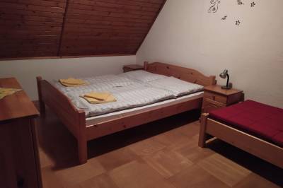 Apartmán (ľavá časť domu) (Apartmán s 2 spálňami) - spálňa s manželskou a 1-lôžkovou posteľou, Domček Jarka, Dedinky