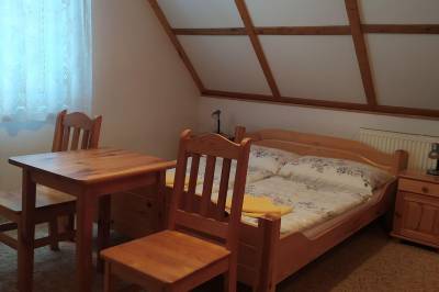 Trojlôžková izba (pravá časť domu) - spálňa s manželskou posteľou, Domček Jarka, Dedinky