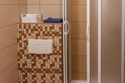 Trojlôžkový apartmán - kúpeľňa so sprchovacím kútom a toaletou, Apartmány Hrady, Zuberec